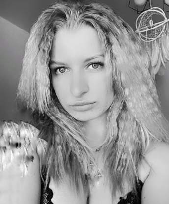Алла, 22